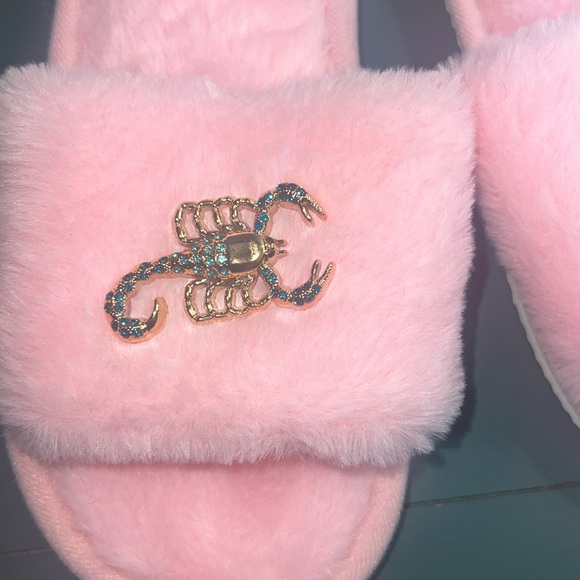 NWOT WOMEN Pink Fuzzy Scorpion Slides slippers SIZE SMALL 6-7 - Picture 3 of 5